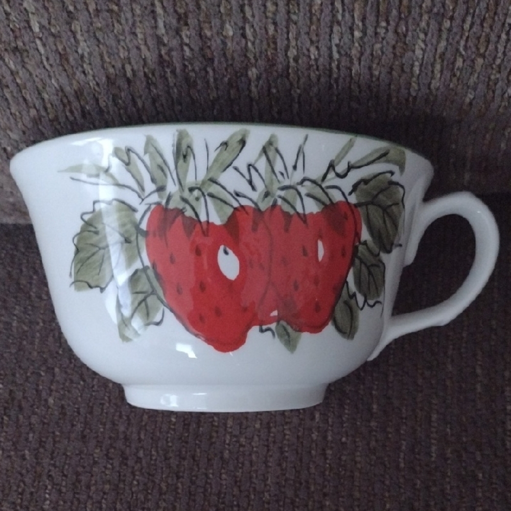 MCM Hand Painted Strawberries Soup Mug 16 OZ made in Japan Vintage